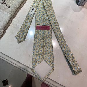 Vineyard Vines Men's Beach Umbrella Tie!